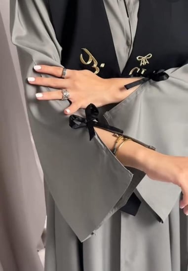 عباية تخرج 2025 بالاسم والعبارة وسنة التخرج وشعار الدفعة -متجر الرياض