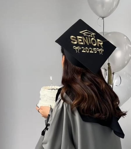 عباية تخرج 2025 بالاسم والعبارة وسنة التخرج وشعار الدفعة -متجر الرياض