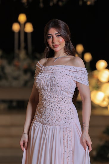 فستان سهرة بتصميم ناعم فاخر