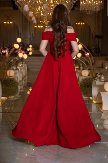 فستان سهرة عنابي بتطريز من الكريستال