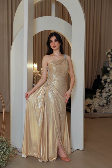 فستان ذهبي براق بكتف واحد وقصة درابية أنثوية