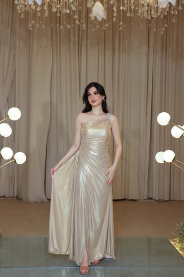 فستان ذهبي براق بكتف واحد وقصة درابية أنثوية