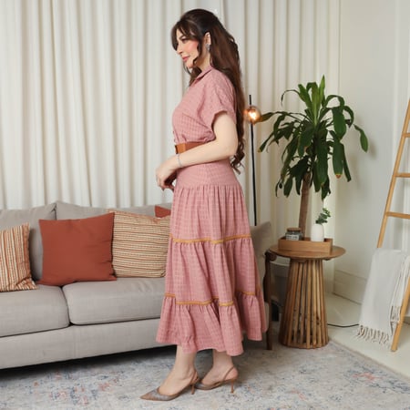 فستان ميدي نص كم بلون وردي