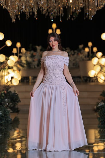 فستان سهرة بتصميم ناعم فاخر