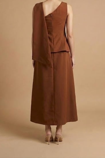 طقم نسائي أنيق باللون البني المحروق