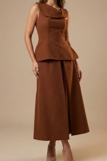 طقم نسائي أنيق باللون البني المحروق