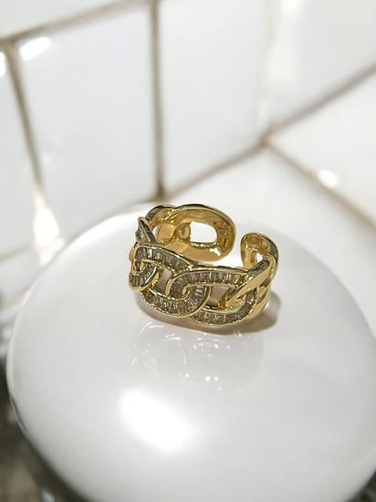 خاتم عريض مغطى بأحجار الباغت مفتوح مطلي ذهب .