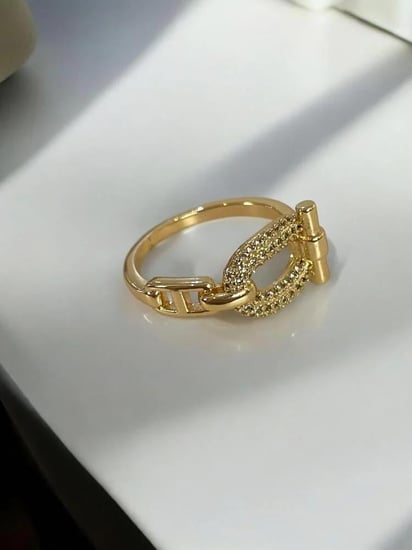 خاتم بتصميم مستوحى من ماركة هرمز مطلي ذهب .