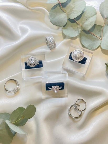 خاتم مطلي مغطى بالزريكون شبيه الألماس فضه عيار 925 .