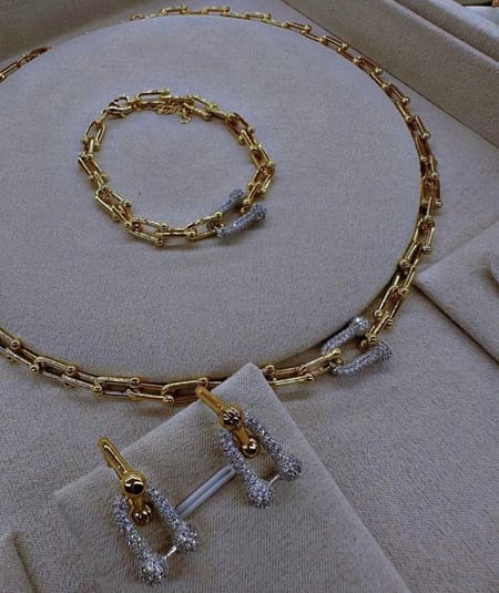 طقم بتصميم مستوحى من تيفاني من ثلاث قطع مطلي بماء الذهب .