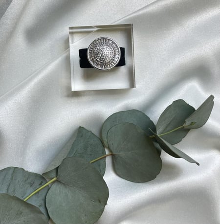 خاتم مطلي مغطى بالزريكون شبيه الألماس فضه عيار 925 .