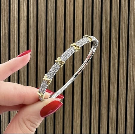 إسوارة تيتانيومى صلب بتصميم شكل XO لون فضي مع ذهبي