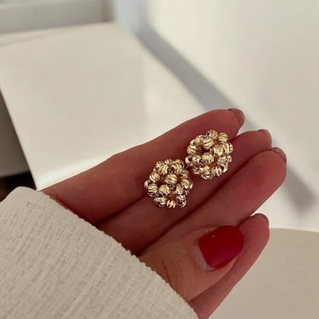 حلق بتصميم زهرة عنقودية انيقة مطلي ذهب عيار ١٤
