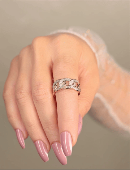 خاتم عريض مغطى بأحجار الباغت مفتوح مطلي ذهب .