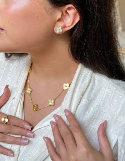 عقد أزهار مطلي بالذهب فاخر .