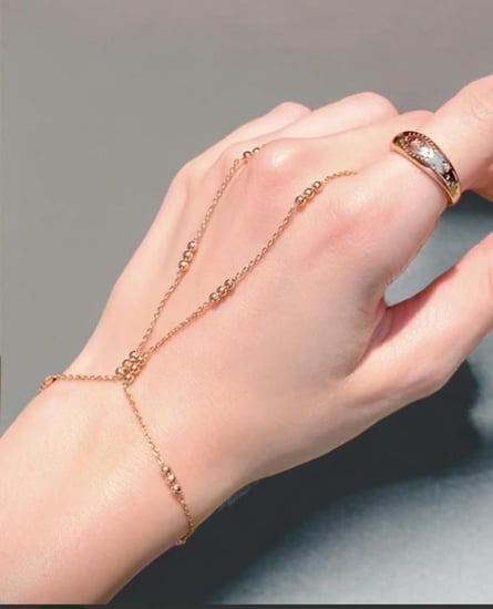 كف يد ناعمة مطلية بالذهب بجودة عالية