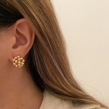 حلق بتصميم زهرة عنقودية انيقة مطلي ذهب عيار ١٤