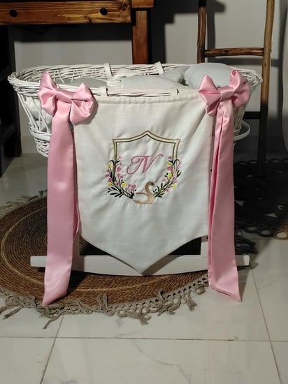 بنر سرير مواليد مع التطريز