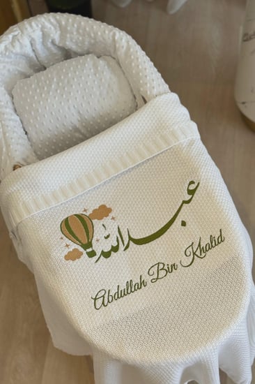 بطانية مواليد مع التطريز + ستاند دائري اكريلك بالاسم