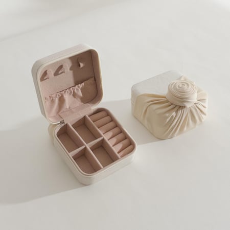 منظم مجوهرات