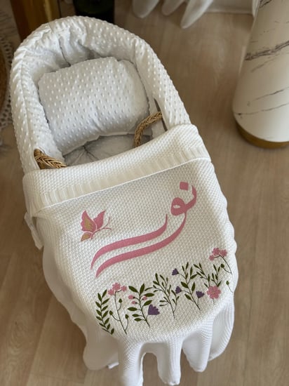 بطانية مواليد مع التطريز + ستاند دائري اكريلك بالاسم