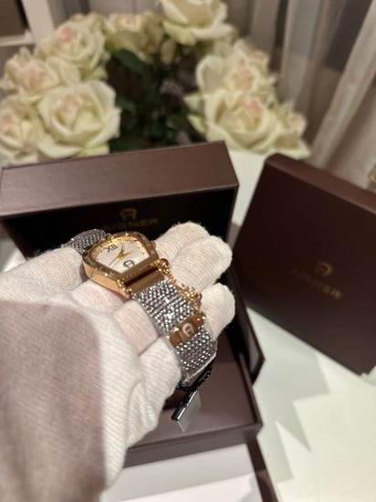 ساعة اقنر فضي وذهبي