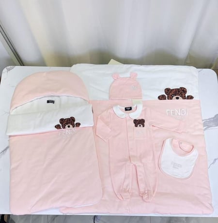 طقم مواليد فندي