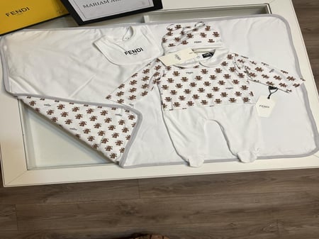 طقم مواليد فندي