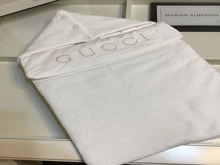 طقم مواليد قوتشي ابيض