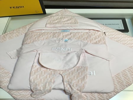 طقم مواليد فندي