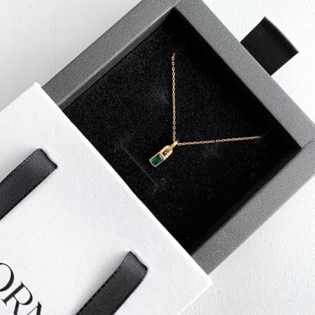 عقد الزمرد الاخضر