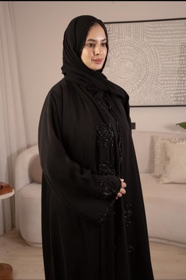 عباية مع تطريز يدوي باللون الأسود واندر عباية متصل