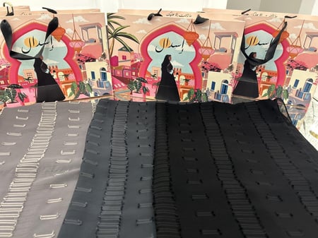 طرحة سوداء أو رمادي غامق أو رمادي فاتح