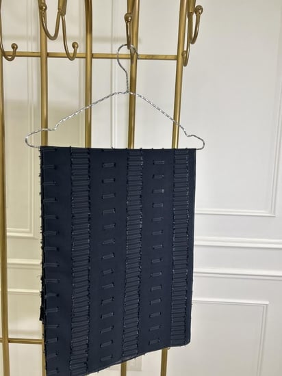 طرحة سوداء أو رمادي غامق أو رمادي فاتح