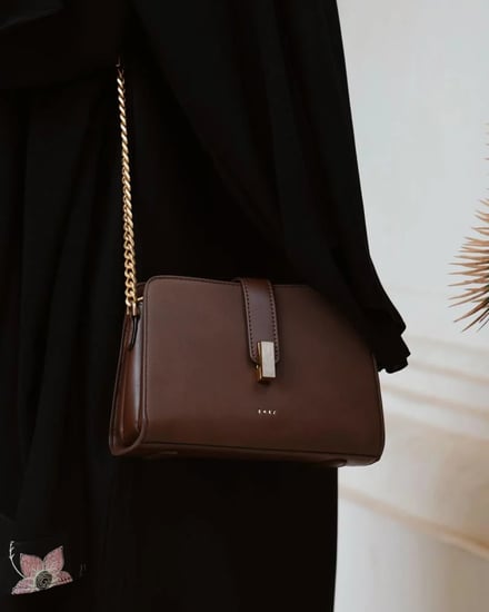 شنطة نسائية بتصميم مميز بلون بني