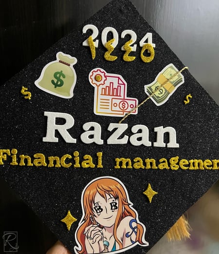 قبعة تخرج بتصميم لامع