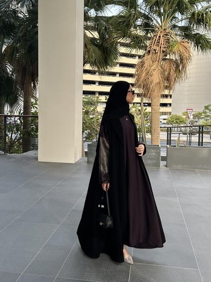 فستان عباية باللون البنفسجي الداكن