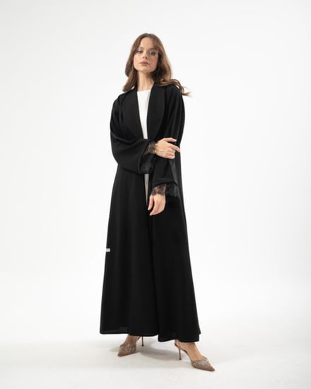 عباية من قطعتين كريب و مخمل مع تدخيلات دانتيل بقصة ربع كلوش