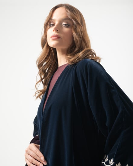 عباية مخمل مع تطريز يدوي بقصة نصف كلوش