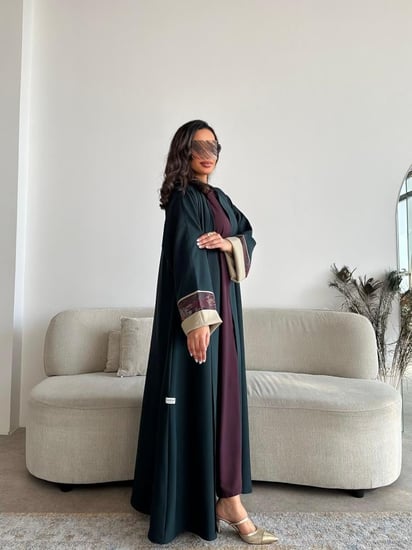 فستان عباية باللون العنابي
