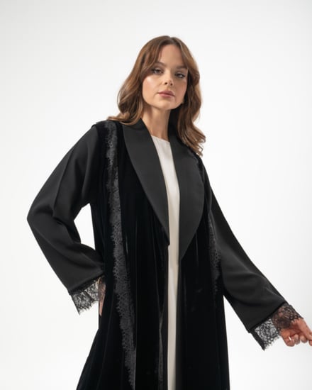 عباية من قطعتين كريب و مخمل مع تدخيلات دانتيل بقصة ربع كلوش