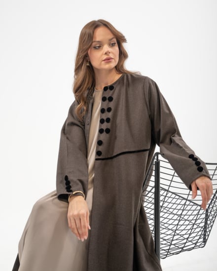 عباية جوخ كشميري مع تدخيلات مخمل بقصة ربع كلوش