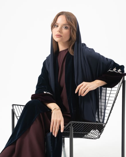 عباية مخمل مع تطريز يدوي بقصة نصف كلوش