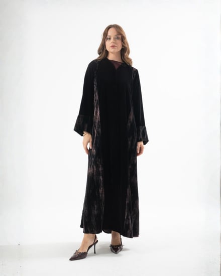 عباية مخمل أسود مع مخمل مكسر بقصة ربع كلوش