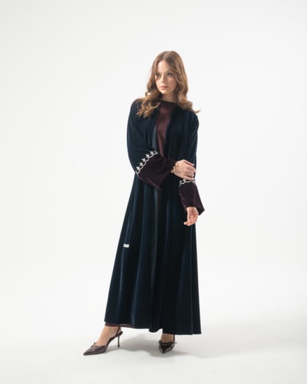 عباية مخمل مع تطريز يدوي بقصة نصف كلوش