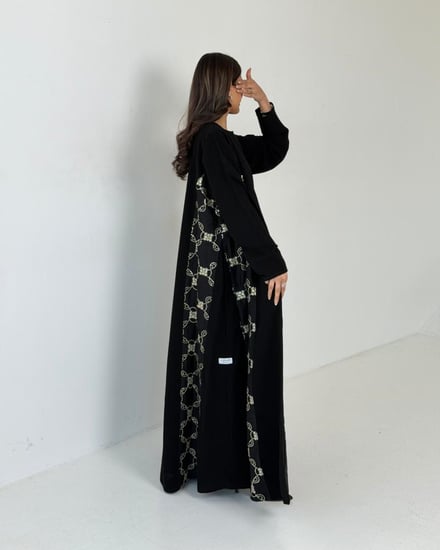 عباية كريب أسود مع تطريز هندي بقصة نصف كلوش