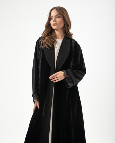 عباية من قطعتين كريب و مخمل مع تدخيلات دانتيل بقصة ربع كلوش