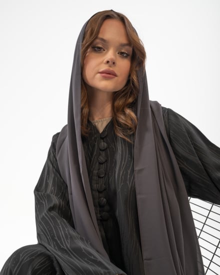 عباية حرير جاكار مع أزرار أمامية بقصة نصف كلوش