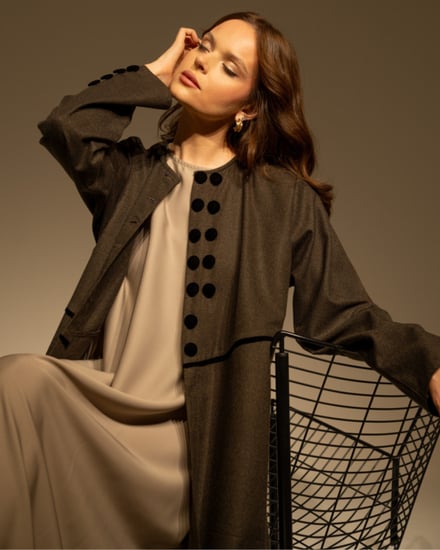 عباية جوخ كشميري مع تدخيلات مخمل بقصة ربع كلوش