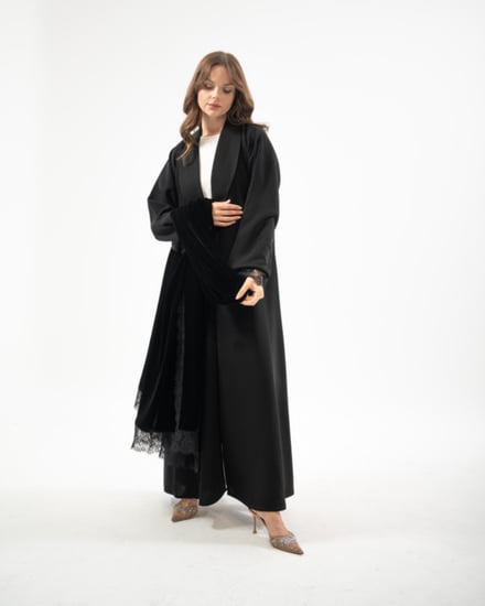 عباية من قطعتين كريب و مخمل مع تدخيلات دانتيل بقصة ربع كلوش